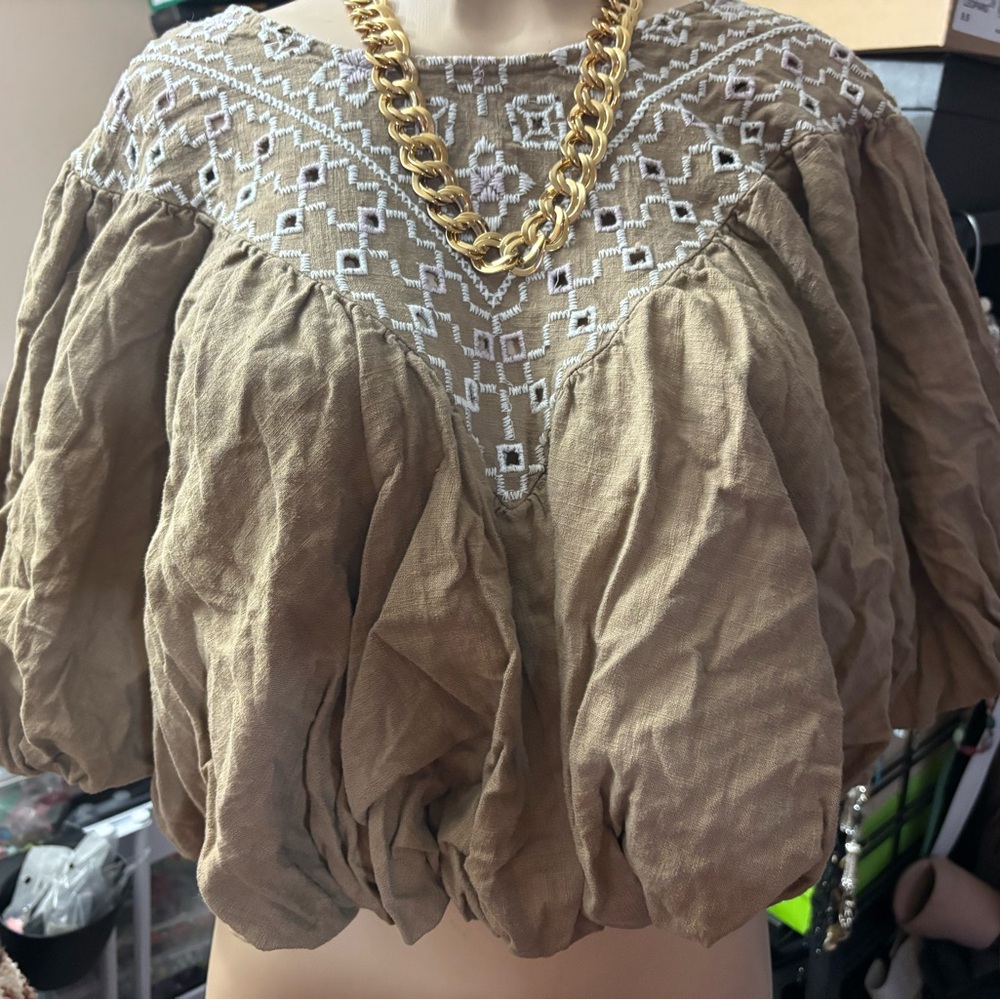 Free people xl tan lace embossed v neck puff sleeve puff hem line eyelet